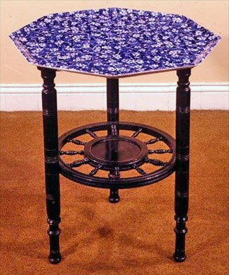 Arts and Crafts tafel met Minton dienblad, c.1890 door English School