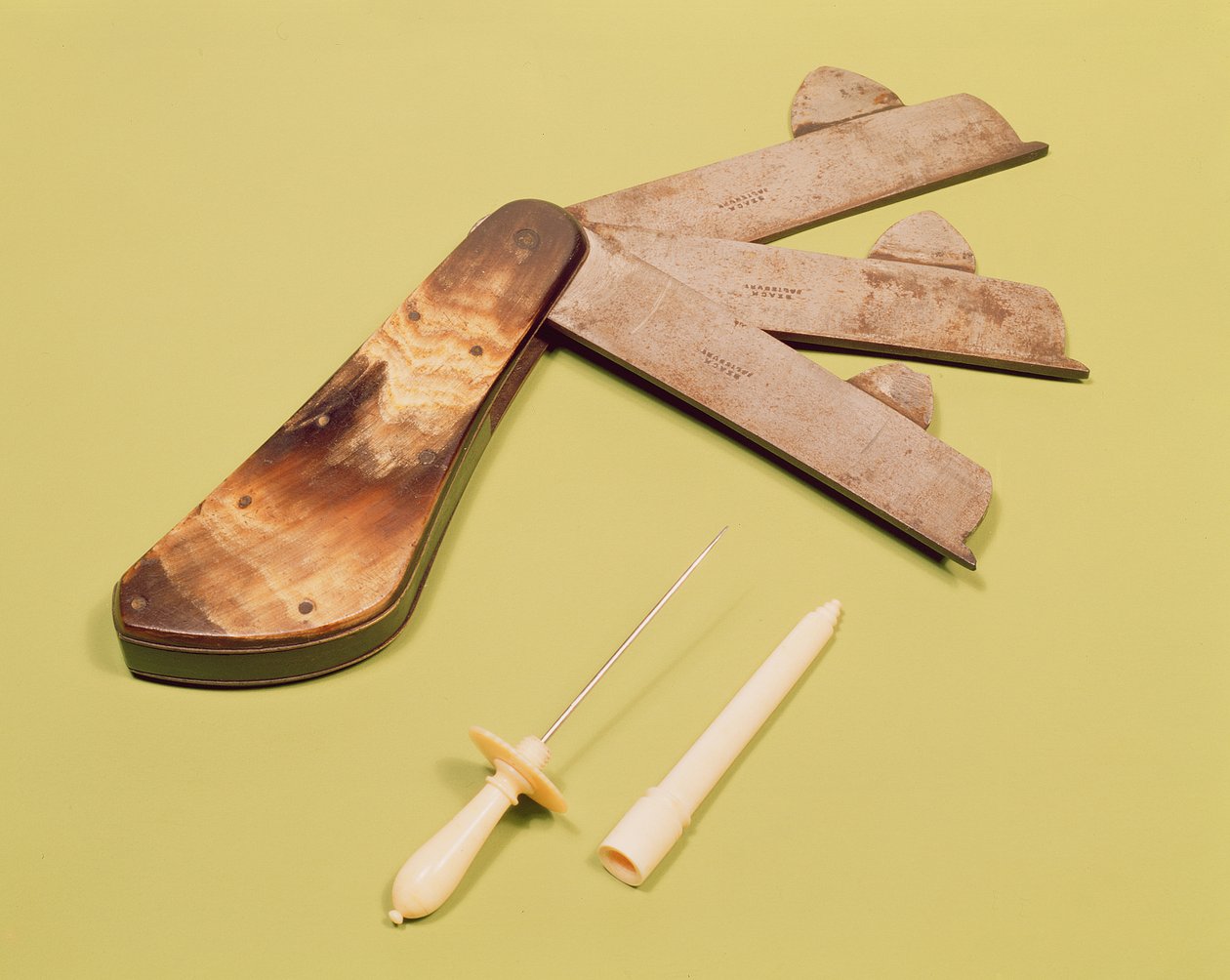 Bloedmes met drie messen en lancet met ivoren handvat en deksel, ca. 1790 door English School