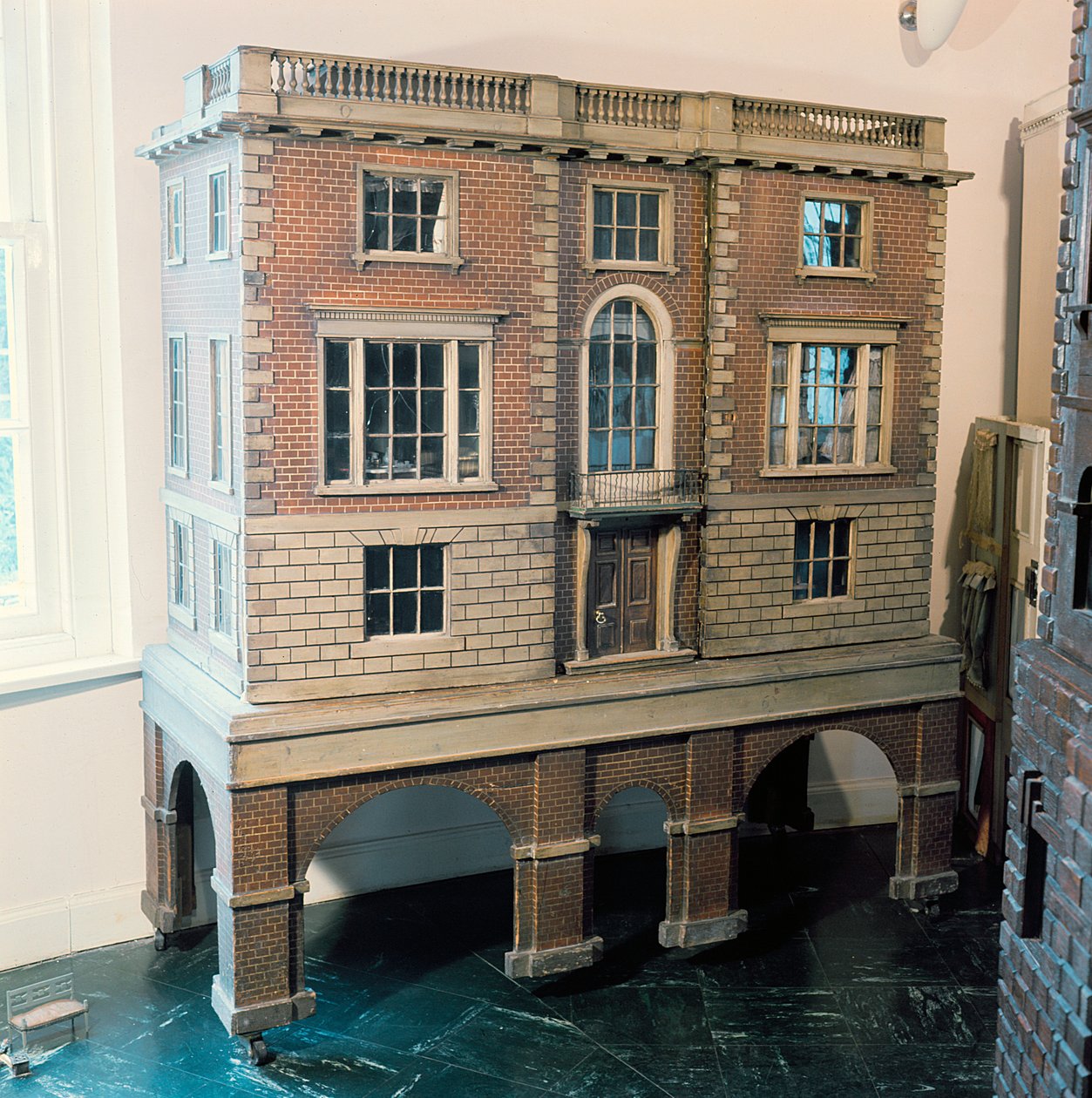 Engels balustrade poppenhuis met balkon, c.1775 door English School