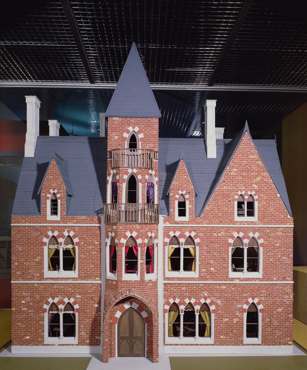 Exterieur van Victoriaans Gotisch poppenhuis, 1875 door English School