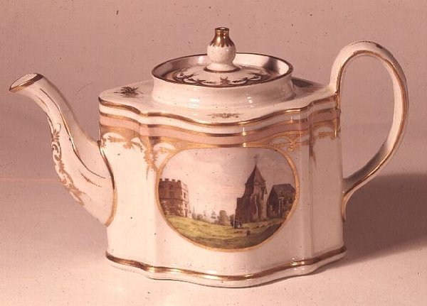 New Hall theepot, geschilderd met uitzicht op Dover Castle, ca. 1800 door English School