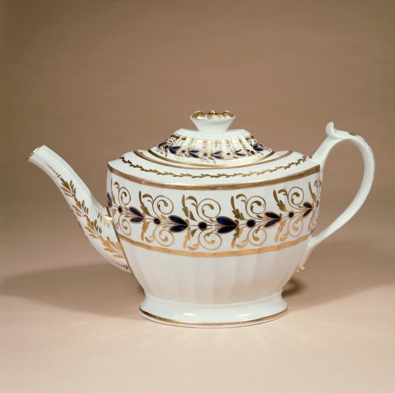 Staffordshire theepot door Miles Mason, gefluteerd en verguld, vroege 19e eeuw door English School