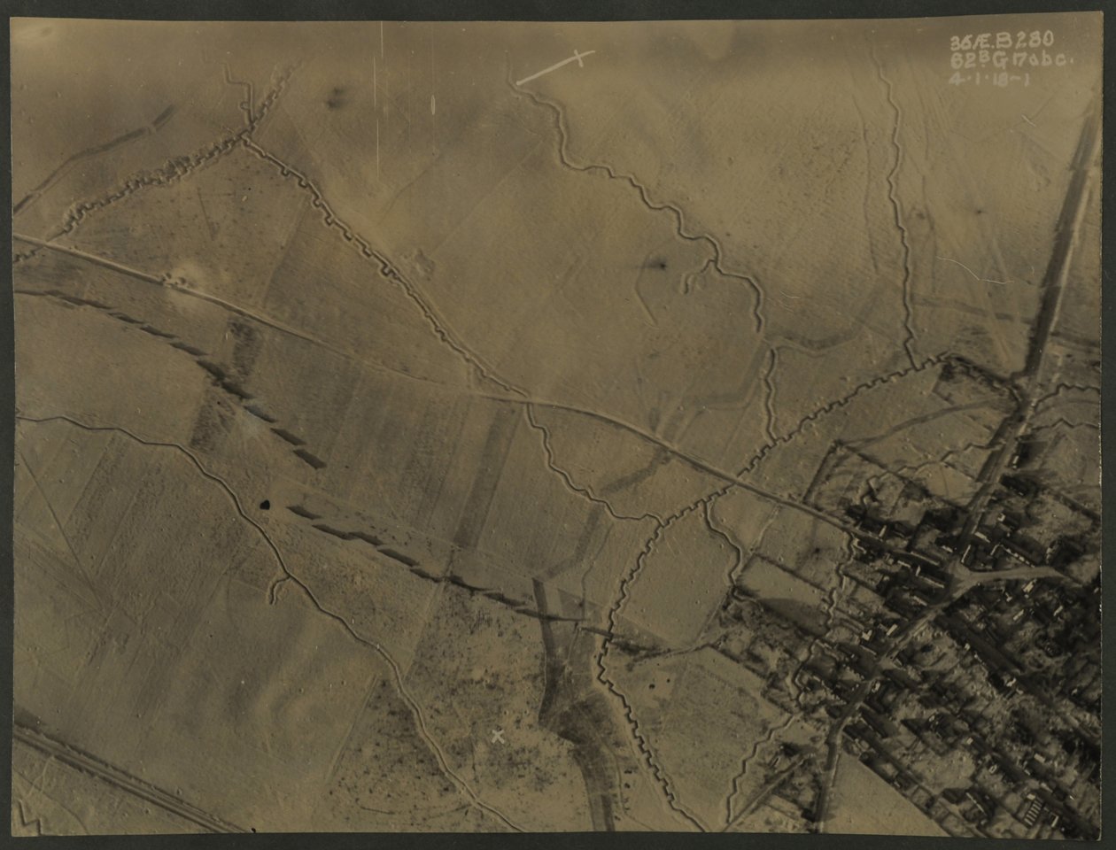 Luchtfoto met loopgraven uit de Eerste Wereldoorlog, 1918 door English Photographer