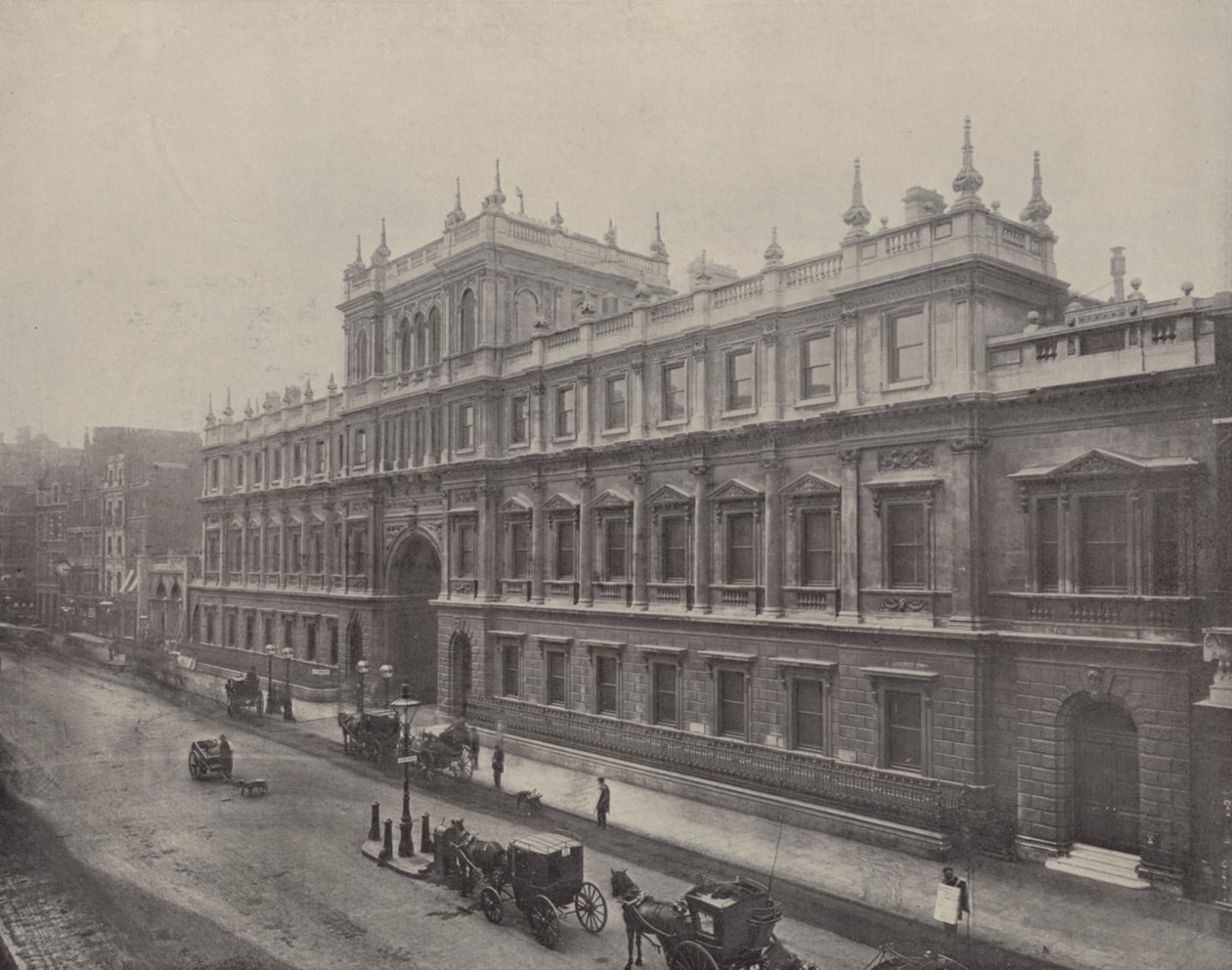 Burlington House (z/w foto) door English Photographer