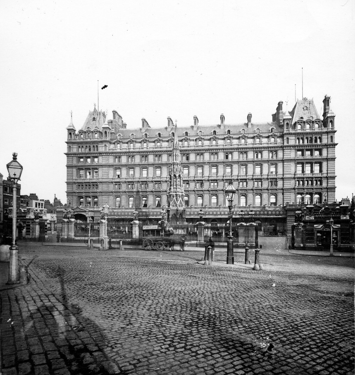 Charing Cross Station Hotel, ca. 1890 door English Photographer
