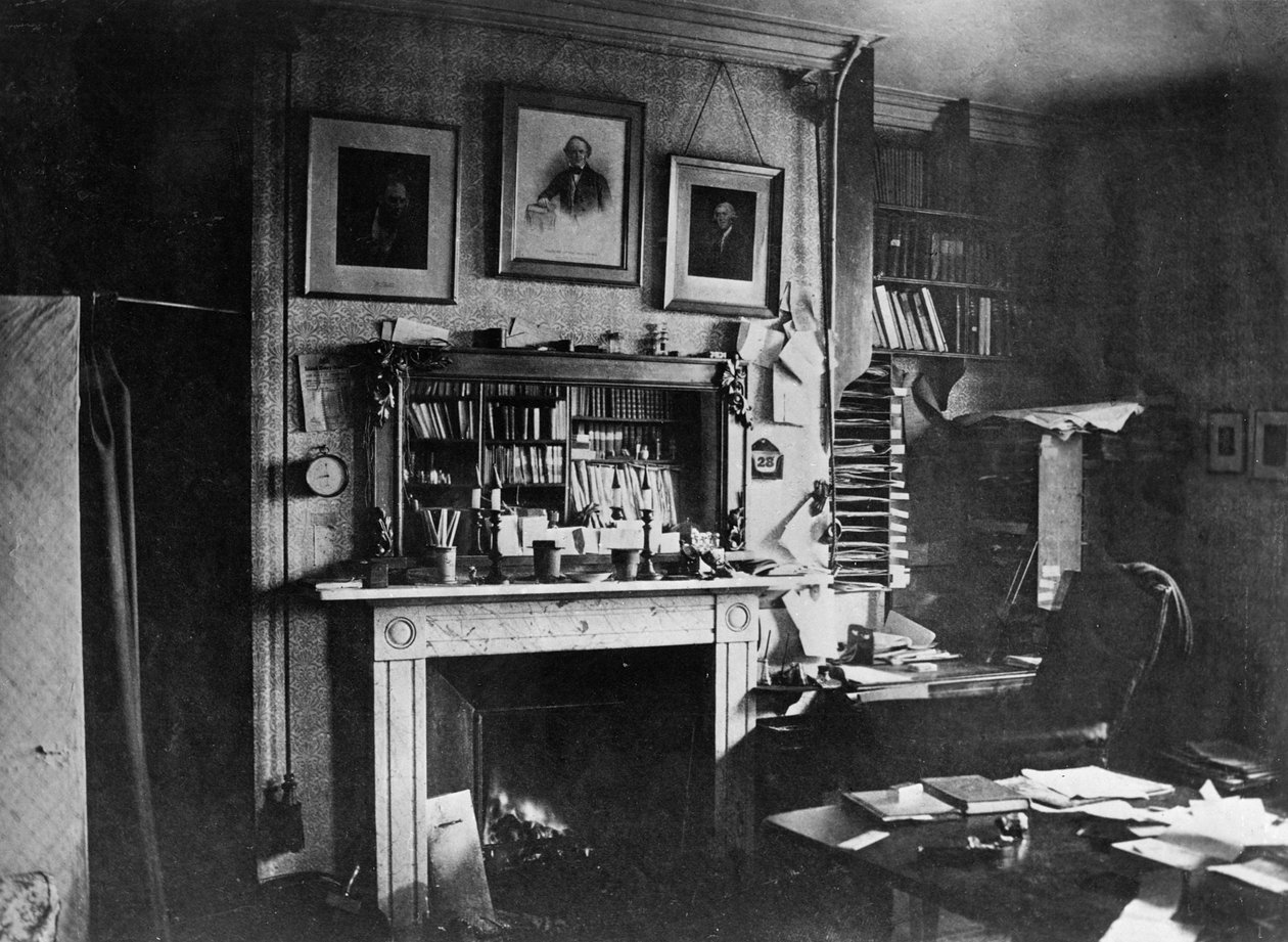 Charles Darwins studeerkamer in Down House door English Photographer
