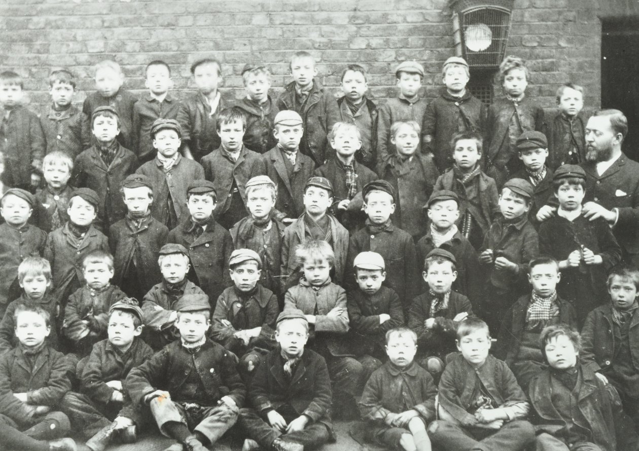 Chaucer Street School: jongensgroep, 1895 door English Photographer