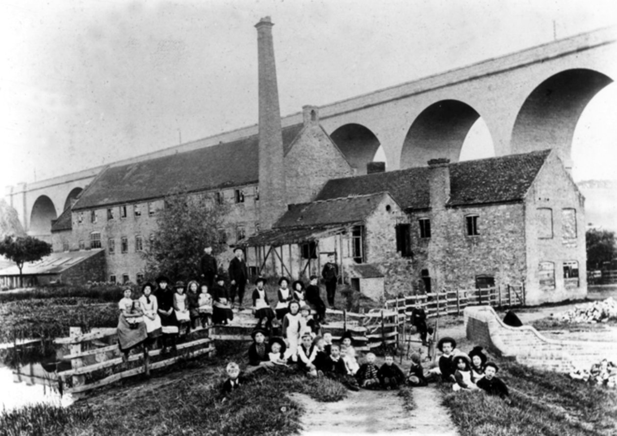 Hoobrook molen en viaduct, Kidderminster, 1905 door English Photographer