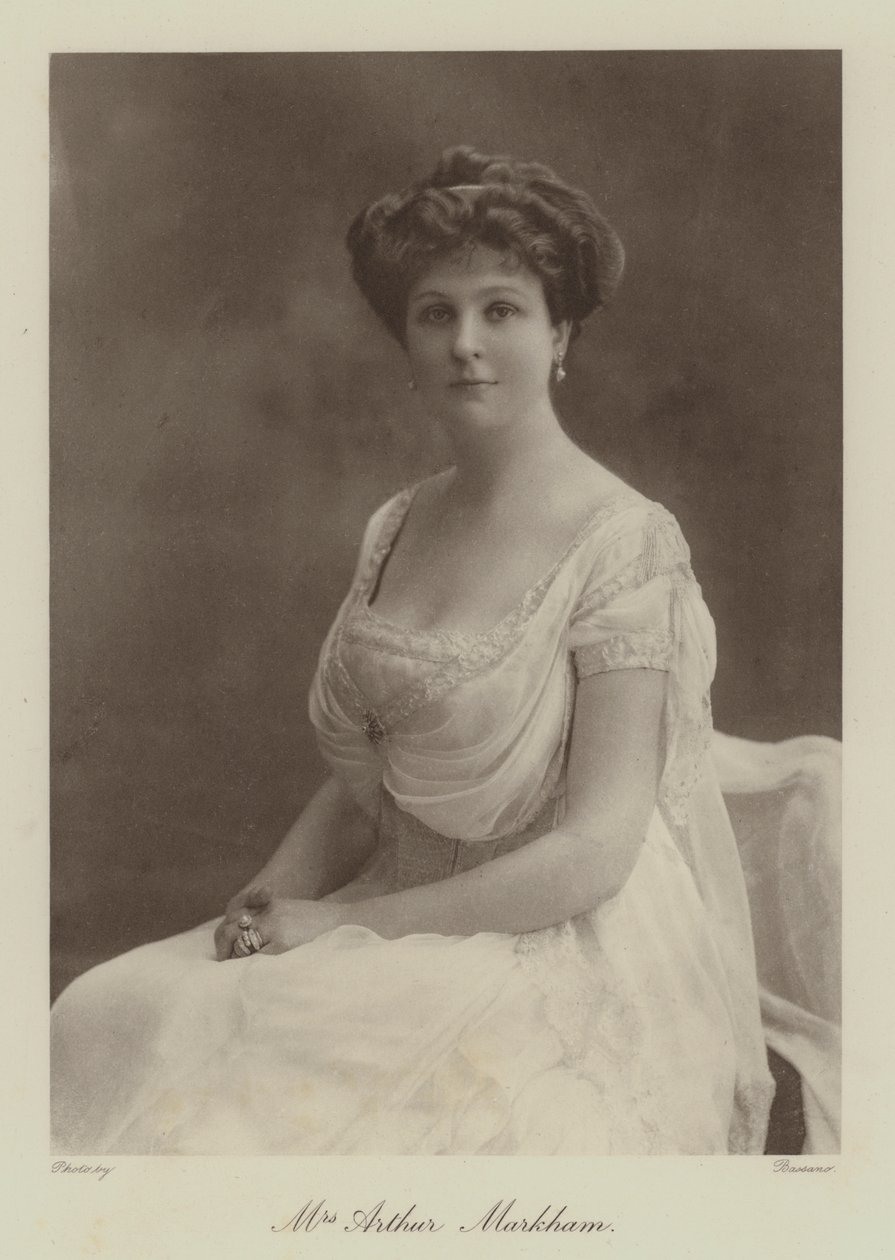Mevrouw Arthur Markham (z/w foto) door English Photographer