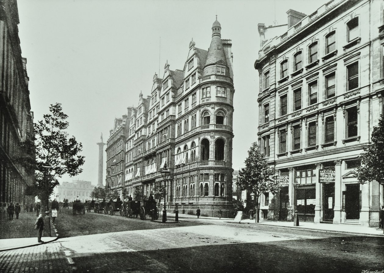 Northumberland Avenue, 1895 door English Photographer