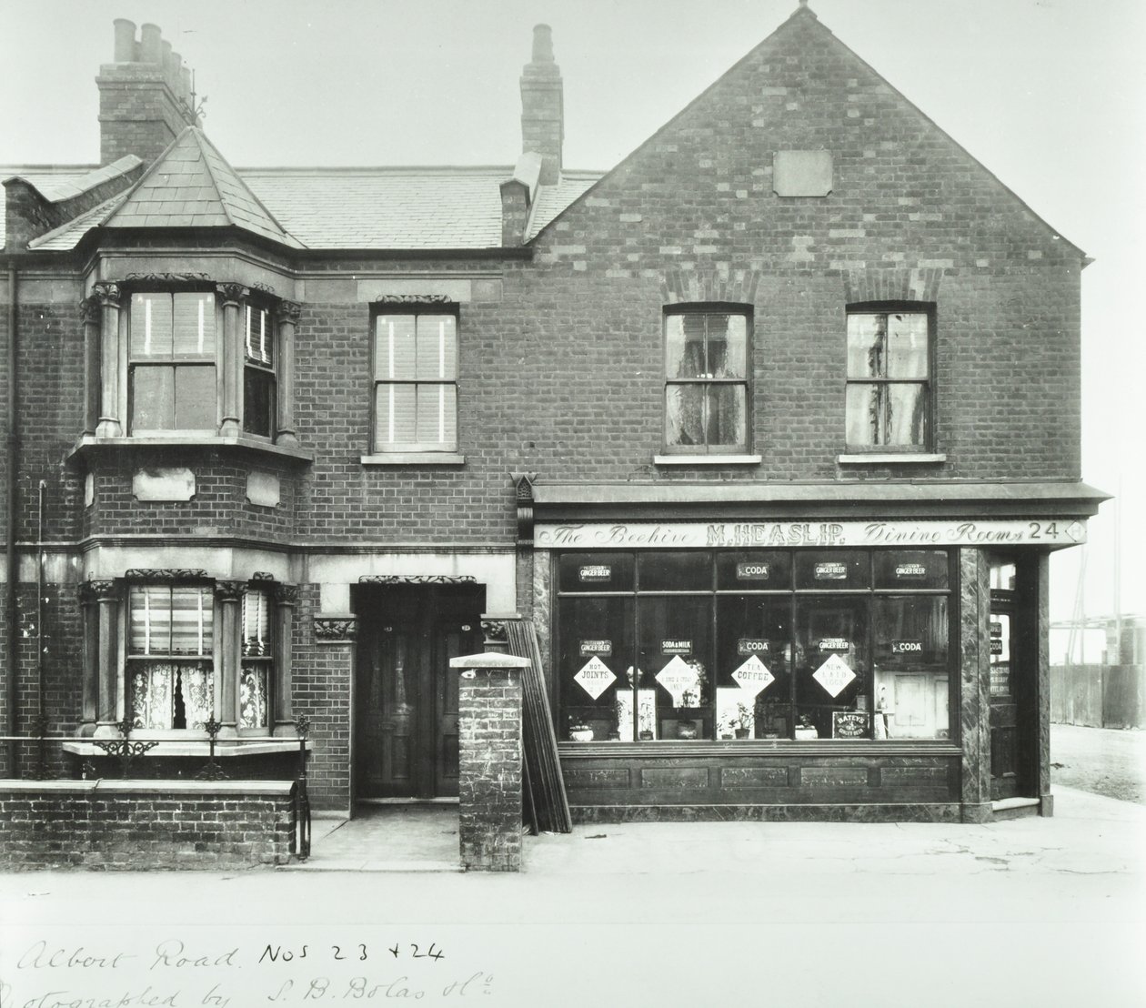 The Beehive Dining Rooms, 1899 door English Photographer
