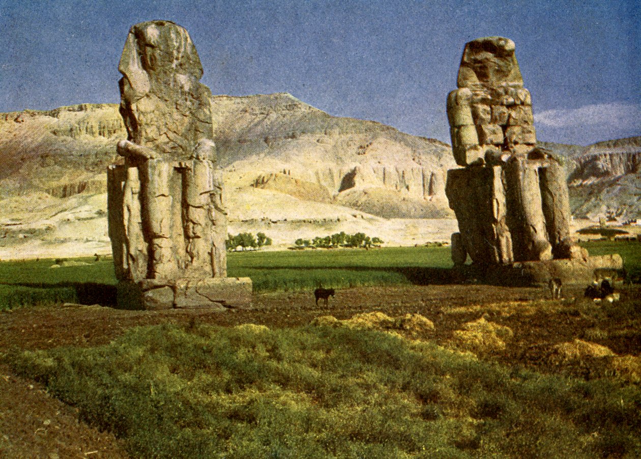 De Kolossen van Memnon, nabij Thebe, Egypte. door English Photographer