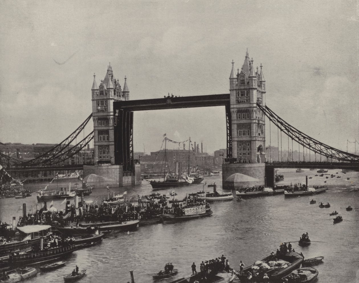 De Tower Bridge, kijkend naar het oosten (z/w foto) door English Photographer