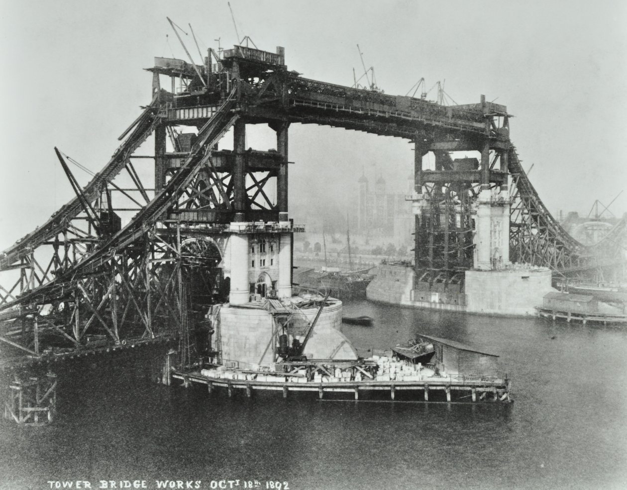 Tower Bridge in aanbouw, 1892 door English Photographer