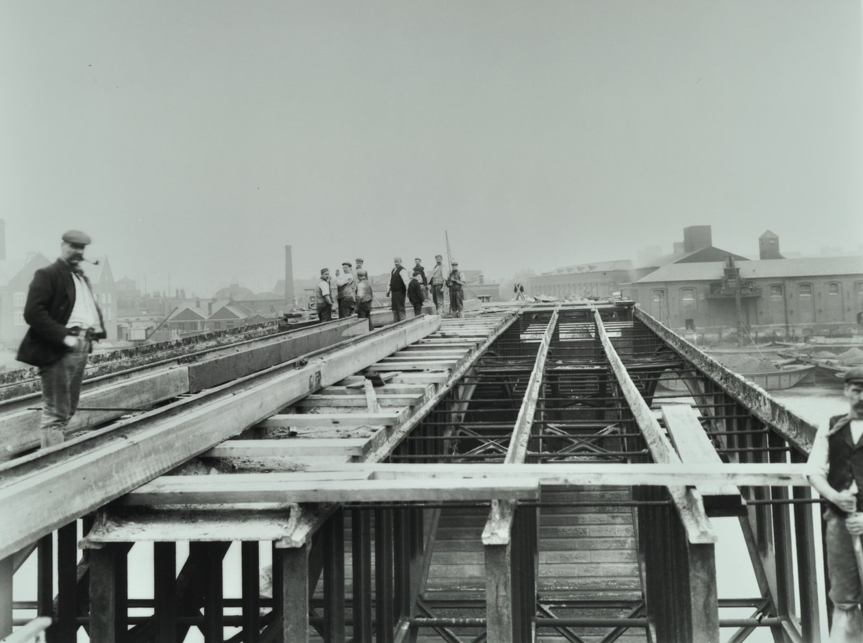 Vauxhall Brug: sloop, 1898 door English Photographer