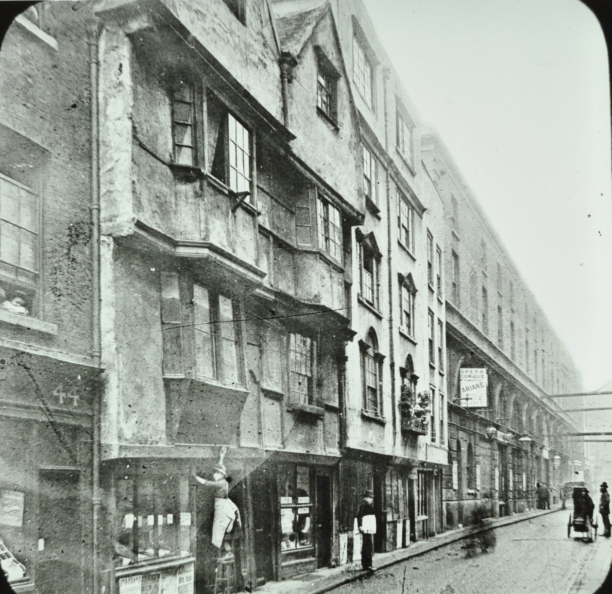 Wych Street, Westminster LB: kijkend naar het westen, 1890 door English Photographer