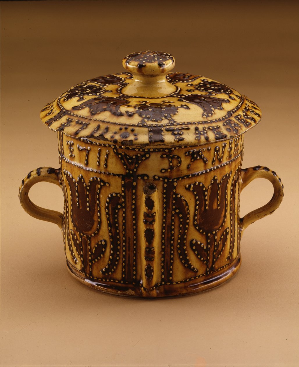 Possetpot met deksel, 1711 door English School