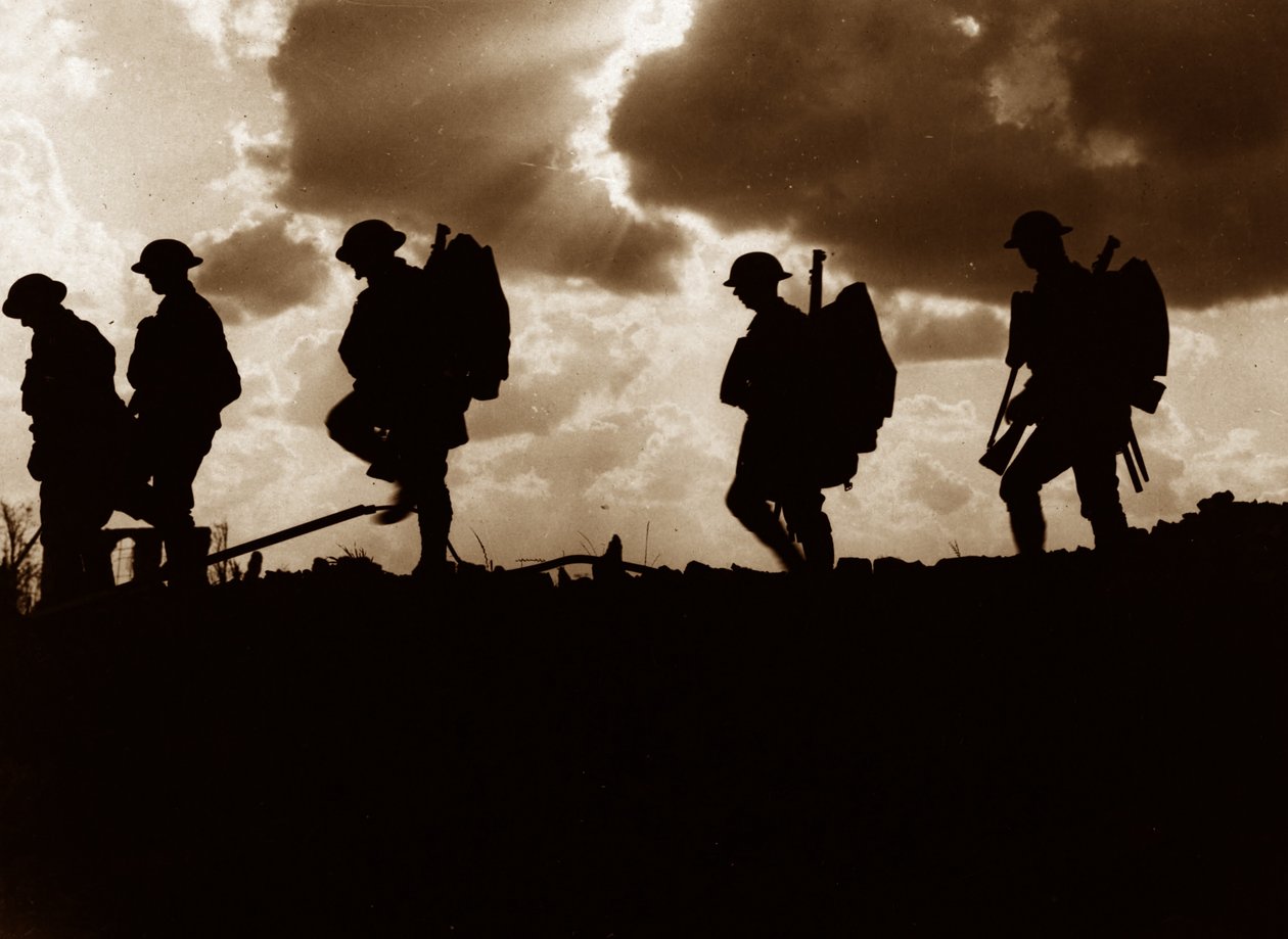 Mannen van het 8e Bataljon, East Yorkshire Regiment gaan naar de linie nabij Frezenberg tijdens de Derde Slag om Ieper, 5 oktober 1917 door Ernest Brooks