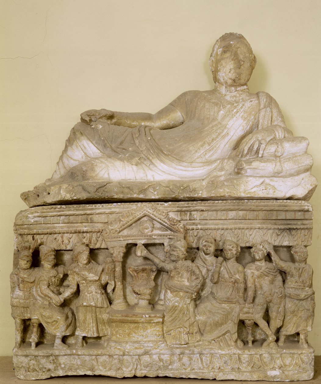 Cineraire urn (alabaster) door Etruscan