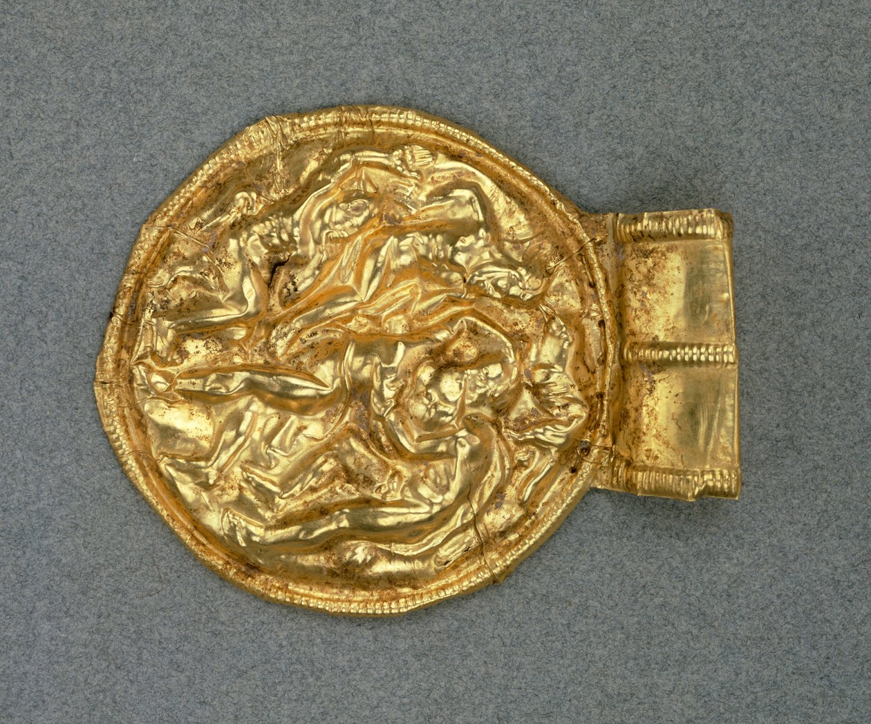 Embossed bulla hanger. Etruskische beschaving, 4e eeuw v.Chr. door Etruscan