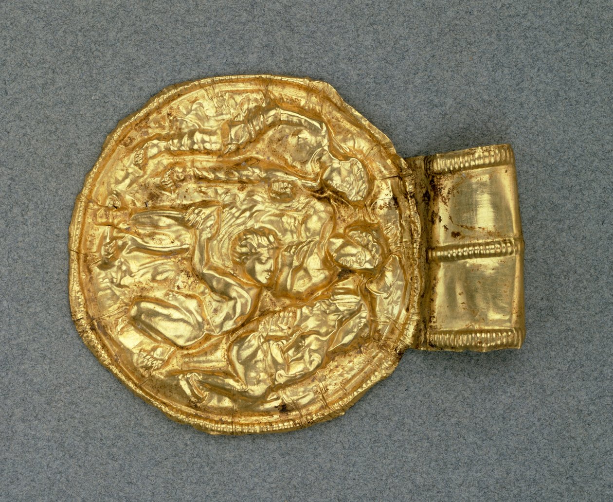 Embossed bulla hanger, Etruskische beschaving, 4e eeuw v.Chr. door Etruscan