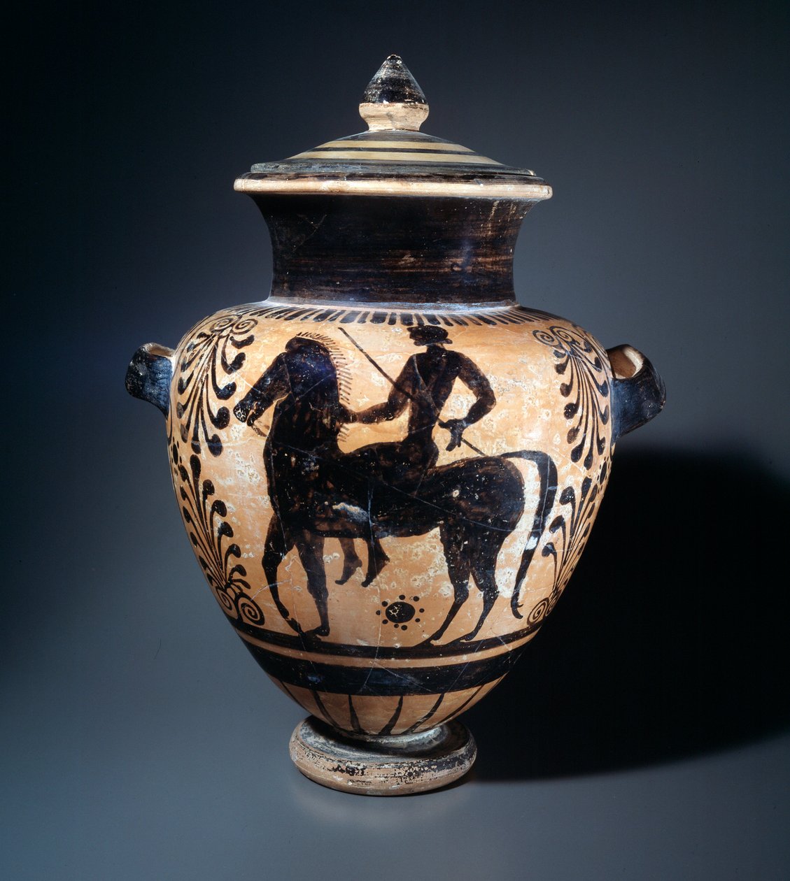 Terracotta stamnos met een ruiter, 500-490 v.Chr. door Etruscan