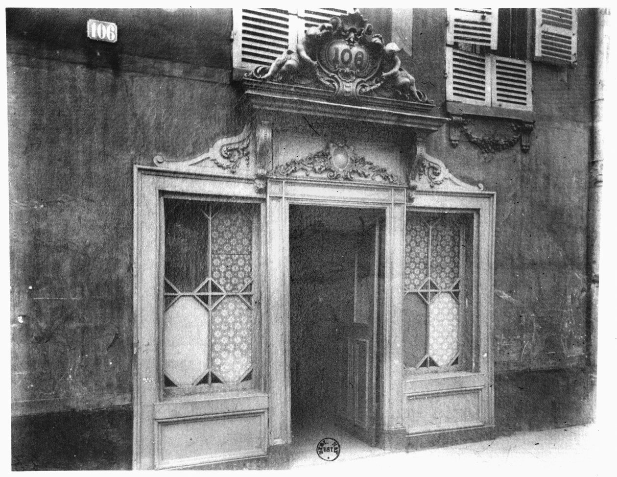Ingang van een bordeel in Parijs, 106 rue de Suffren, ca. 1900 door Eugène Atget