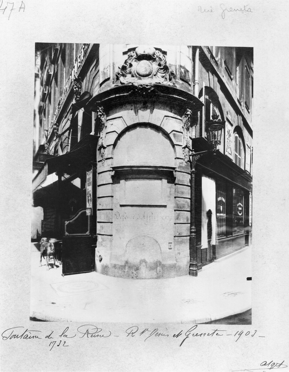 Fontaine de la Reine, rue Saint-Denis, Parijs, 1903 door Eugène Atget