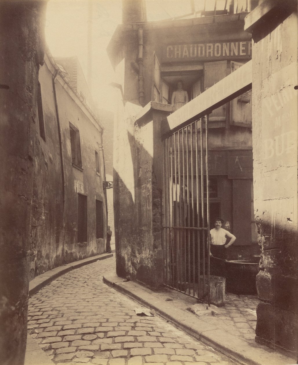 Metaalbewerkerswinkel, passage de la Réunion door Eugène Atget