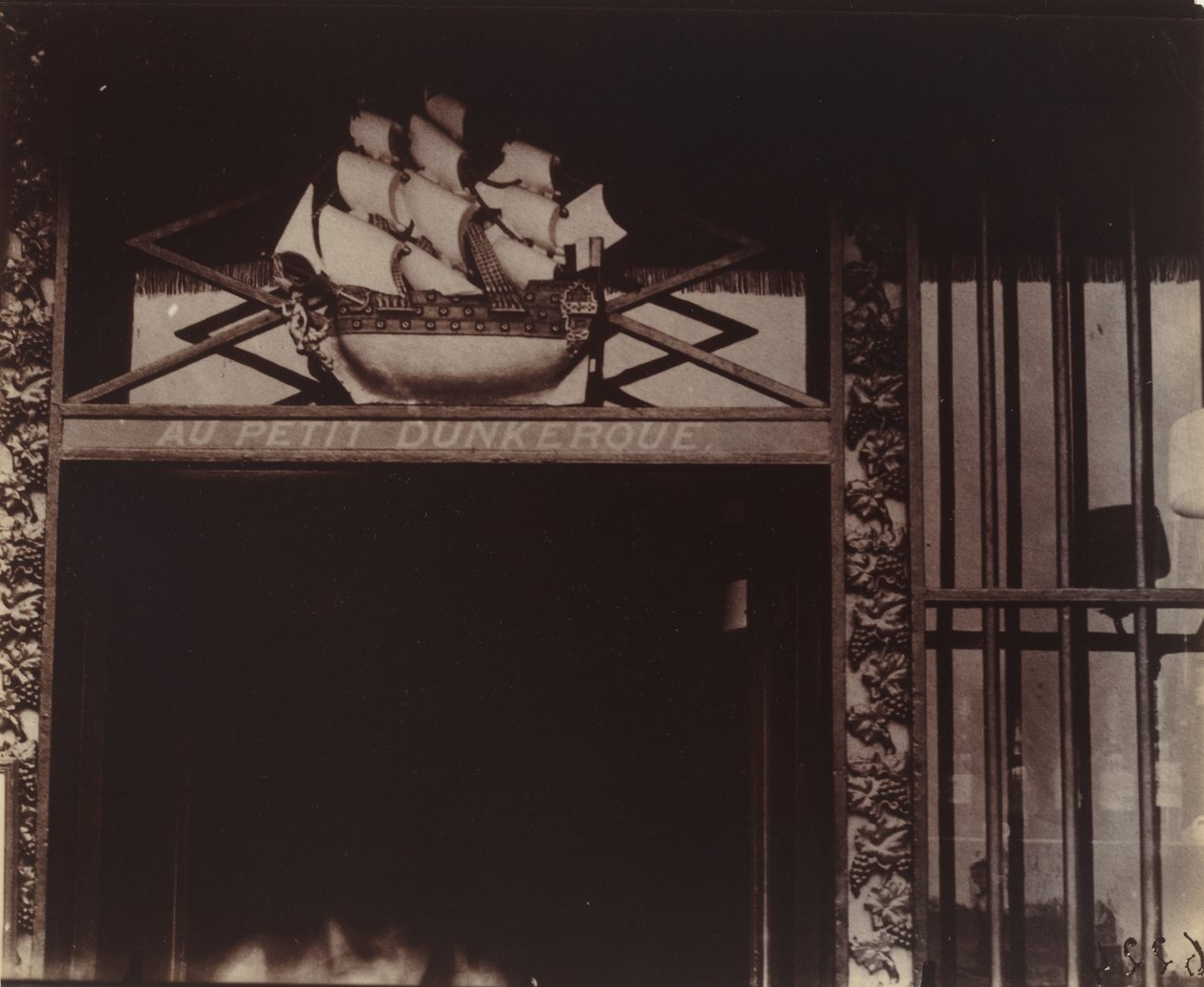 Au Petit Dunkerque, 3 quai Conti door Eugène Atget
