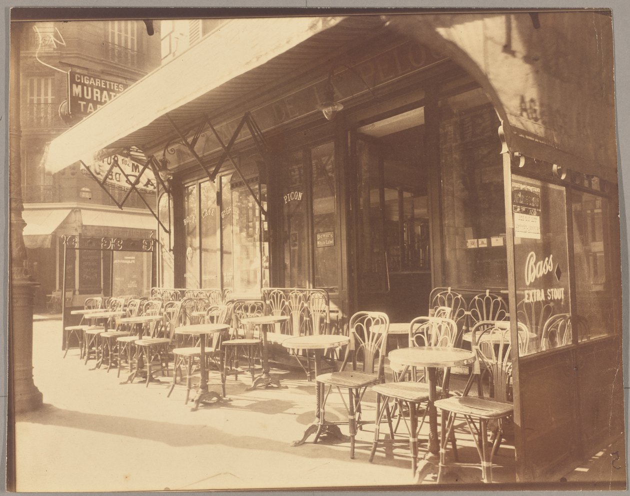 Café, Avenue de la Grande-Armée door Eugène Atget