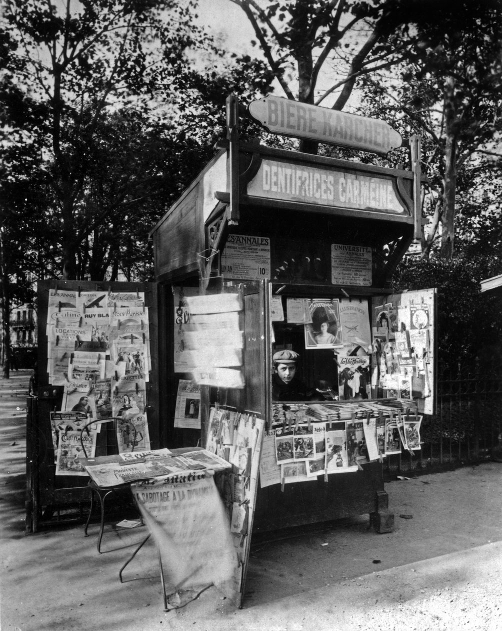 Kiosk in Parijs, c.1910 door Eugène Atget