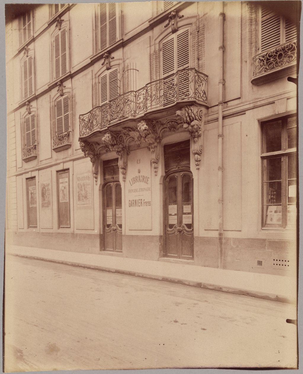 [Librairie Garnier Frères, 6 rue des Saints-Pères]. door Eugène Atget