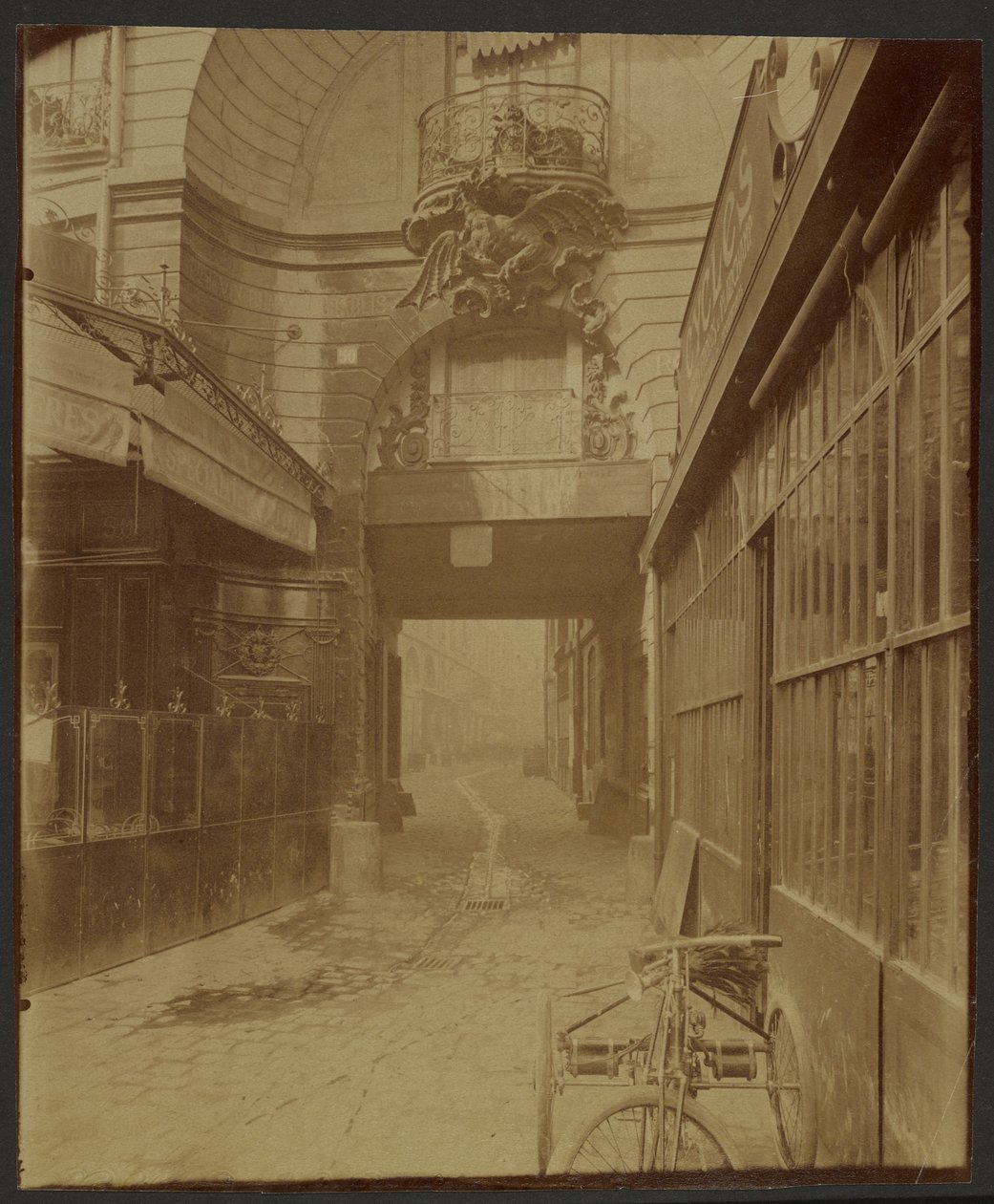 Drakenpoort door Eugène Atget