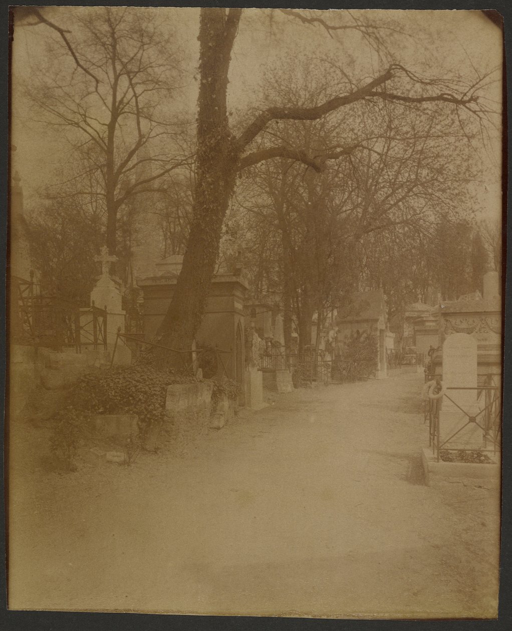Père Lachaise door Eugène Atget