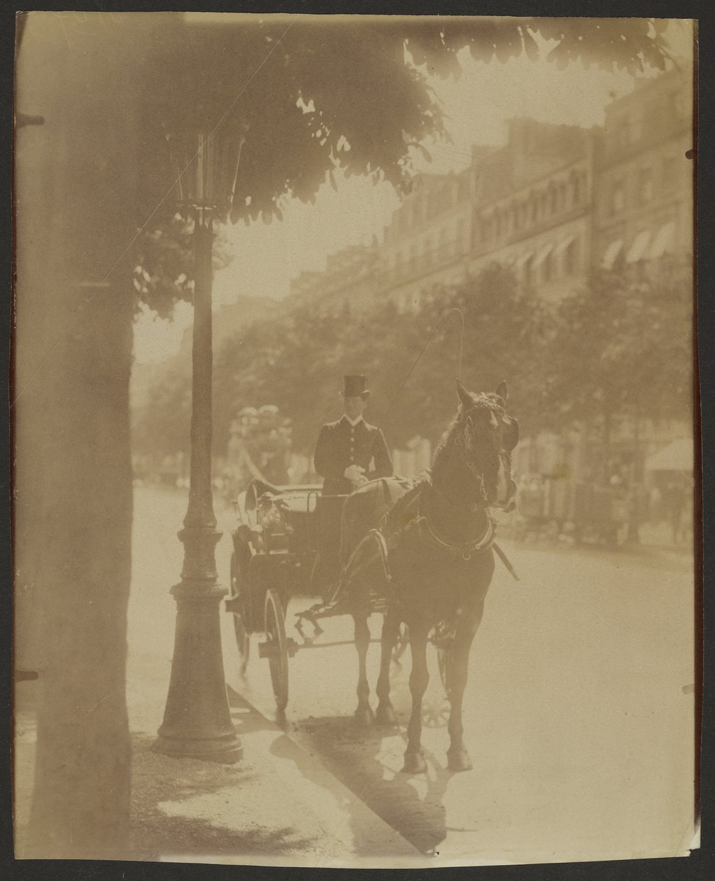 [Wachtend rijtuig] door Eugène Atget