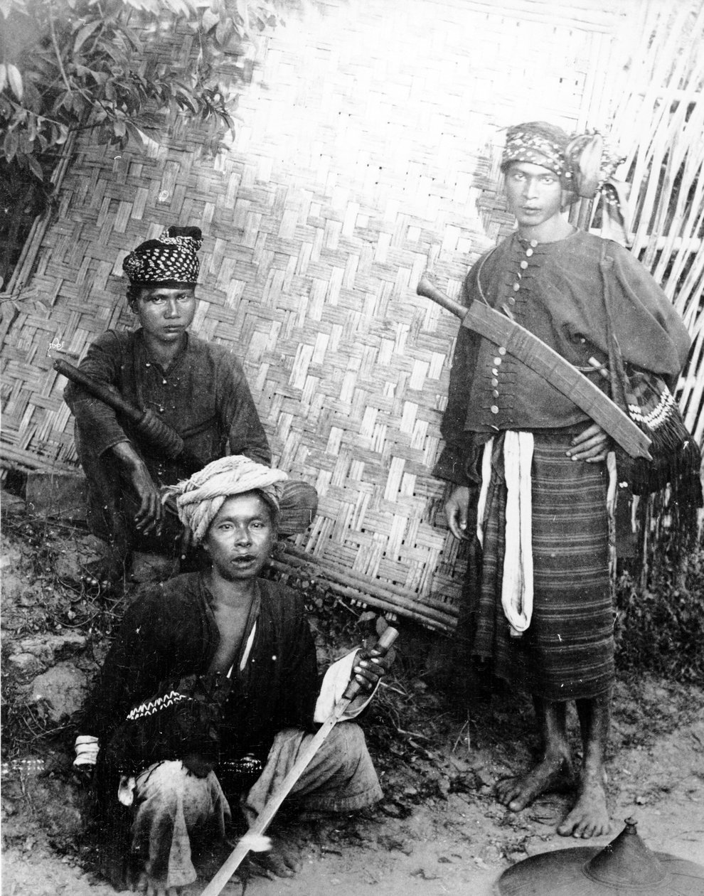 Kachin-krijgers, c.1898-91 door Felice Beato