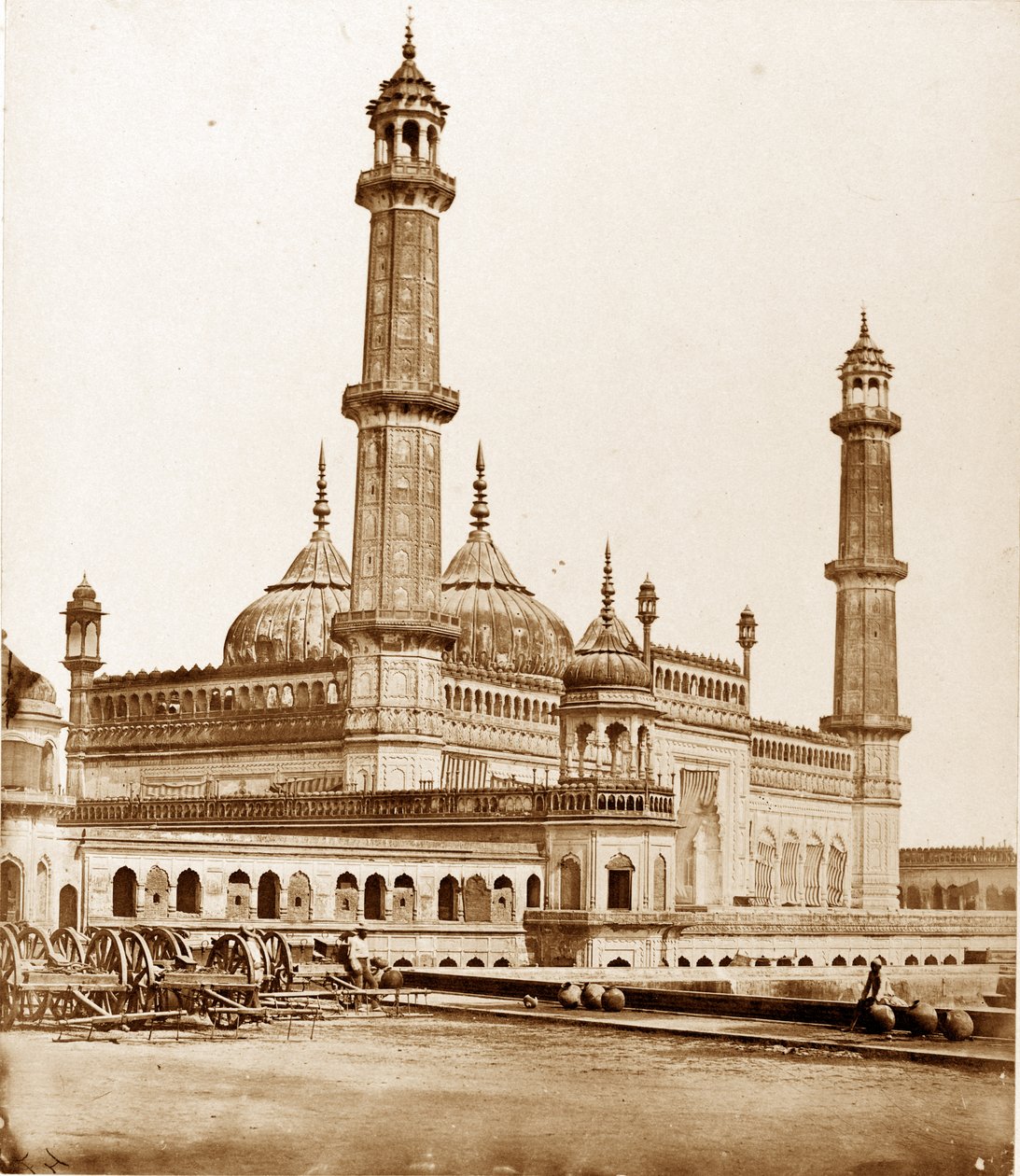 Moskee binnen Asophoo Dowlahs Emambara, Lucknow door Felice Beato