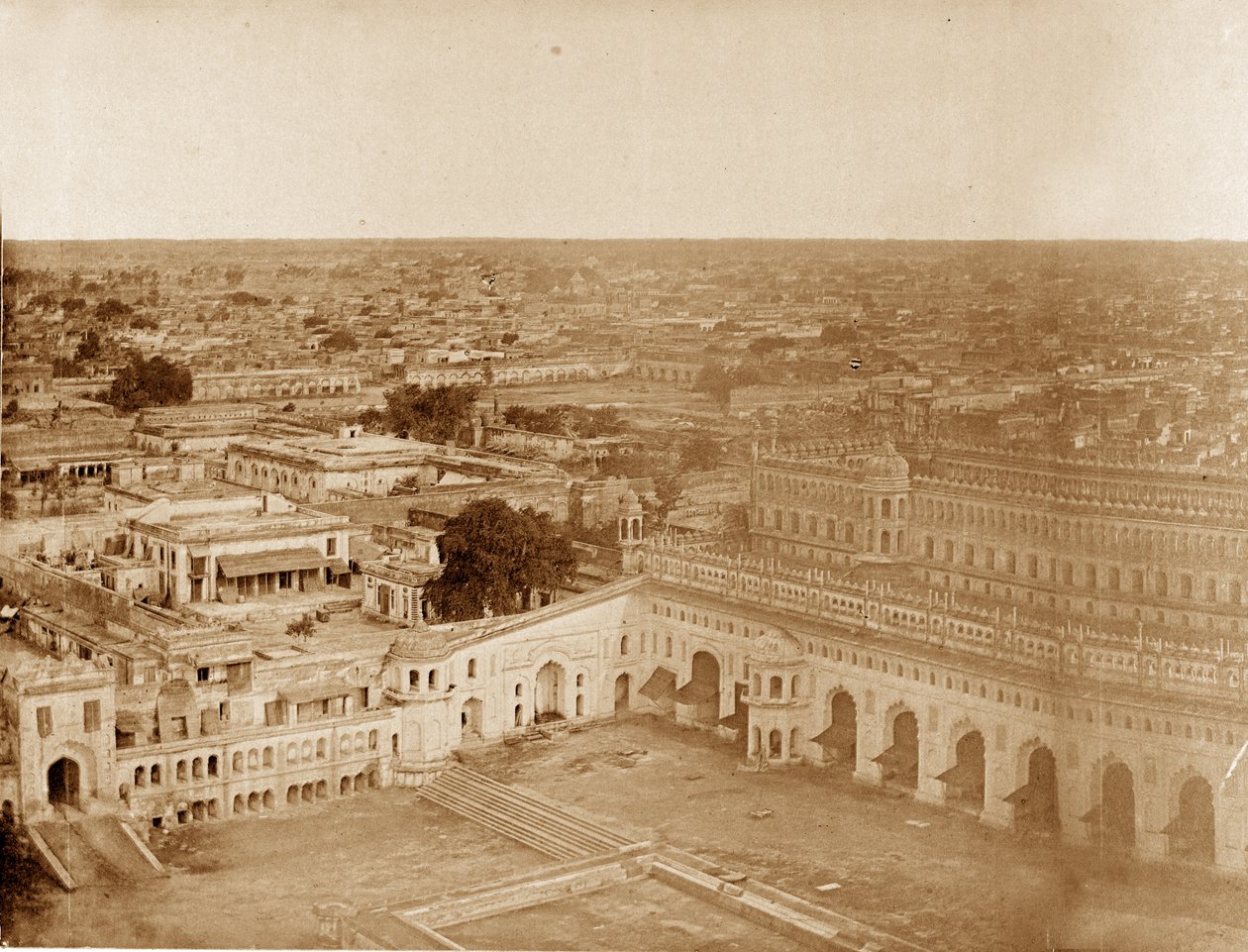 Panorama van MachiBoran, Lucknow door Felice Beato