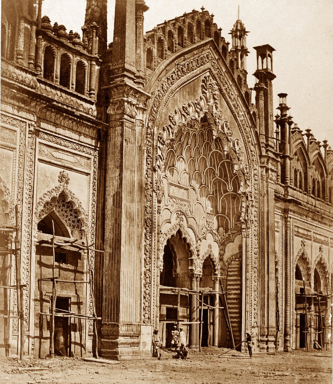 Summa Musjid Poort, Lucknow door Felice Beato