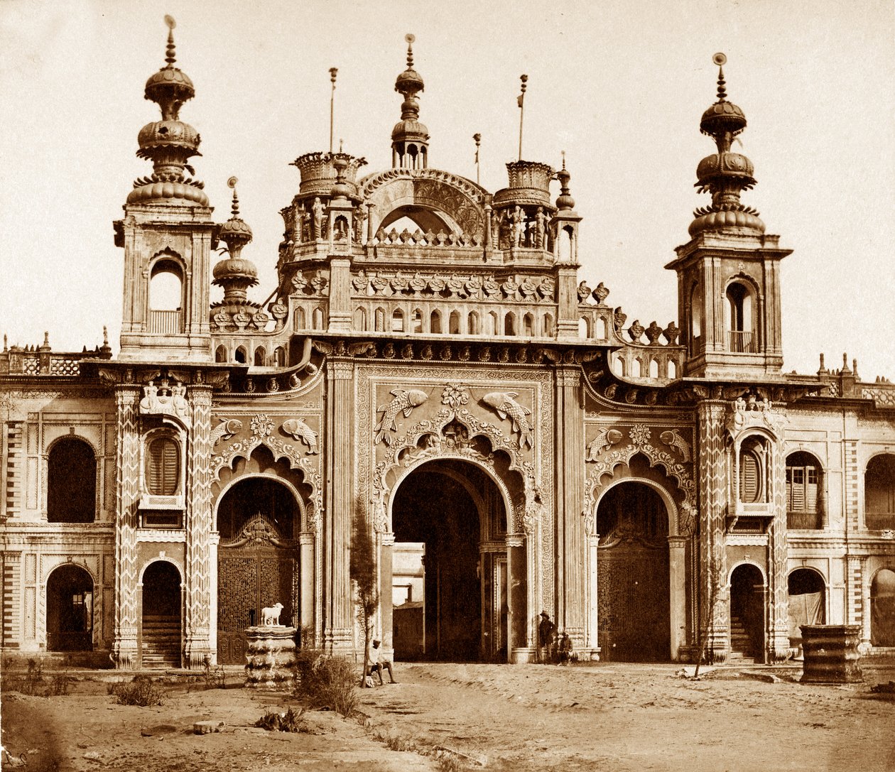 De grote poort van de Kaiser Bagh, Lucknow, 1858 door Felice Beato