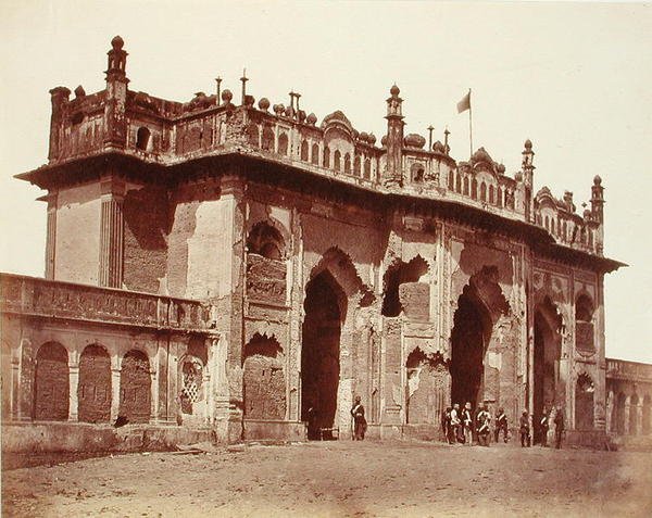 Een poort in Lucknow door Felice Beato