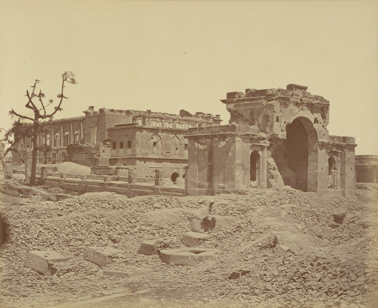 Poort en Banketzaal, Lucknow door Felice Beato