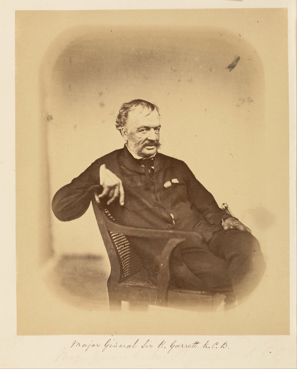 Generaal-majoor Sir R. Garrett, K.C.B. door Felice Beato