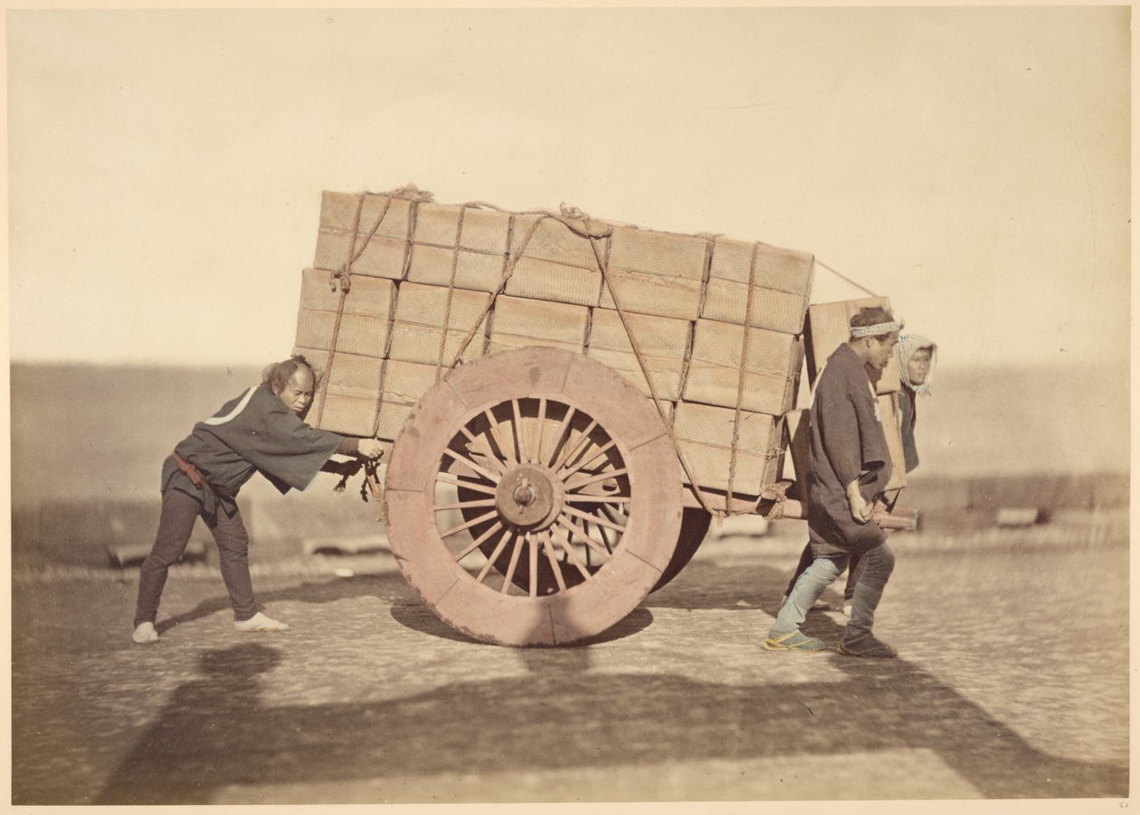 [Mannen duwen een wagen] door Felice Beato