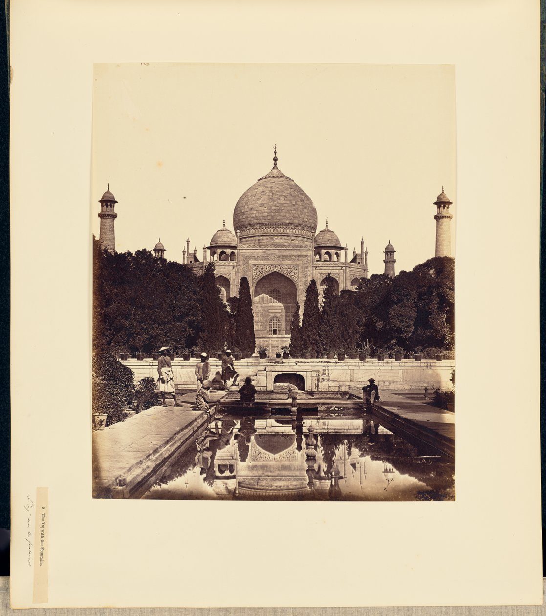 De Taj Mahal met de fonteinen door Felice Beato