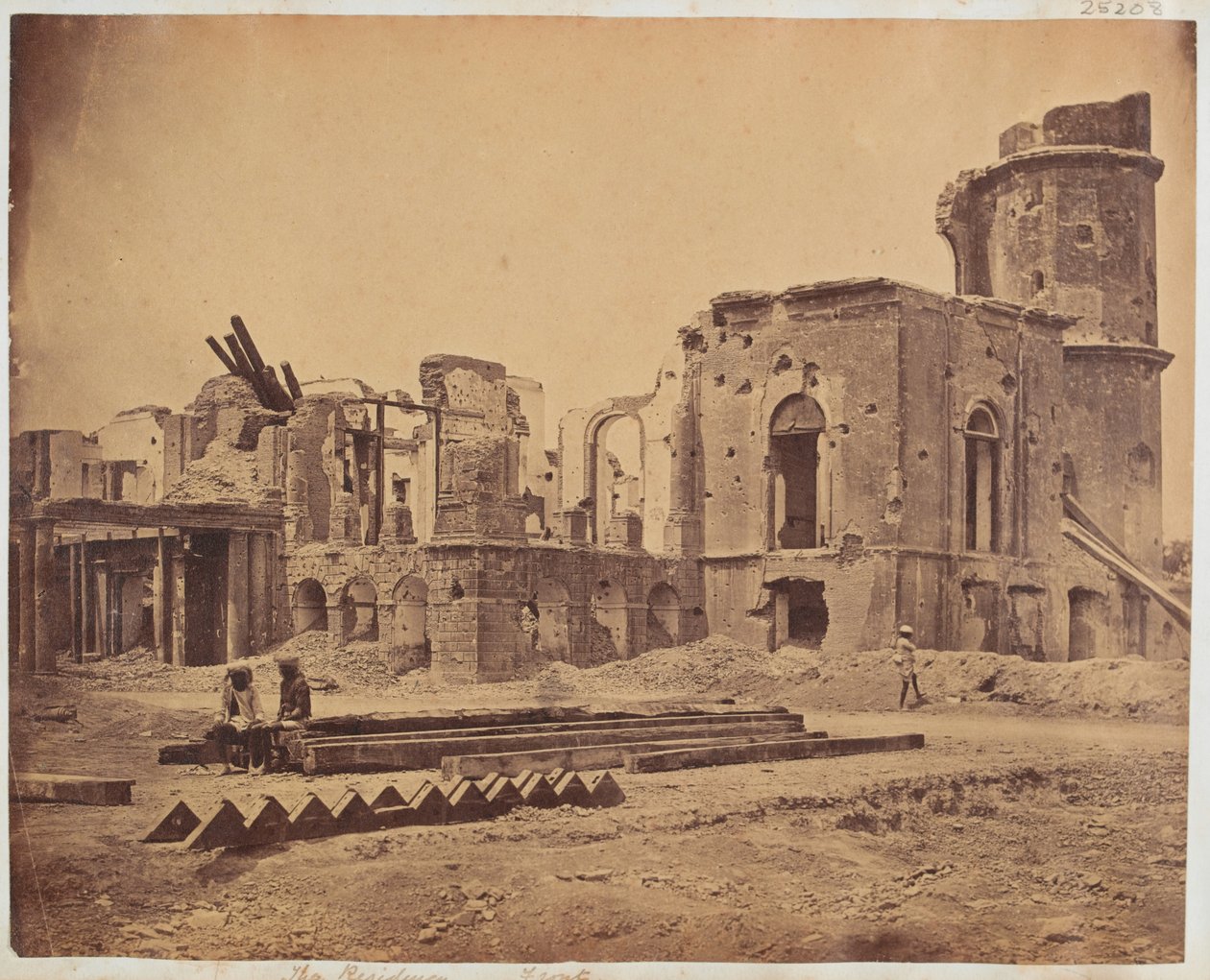 De voorkant van de Residentie, Lucknow, 1858 door Felice Beato