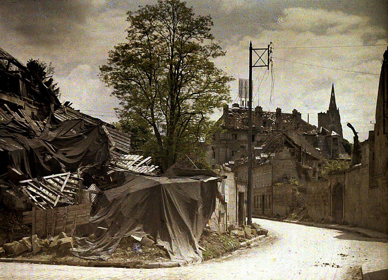 Uitzicht op ruïnes, Soissons, Aisne, Frankrijk, 1917 door Fernand Cuville