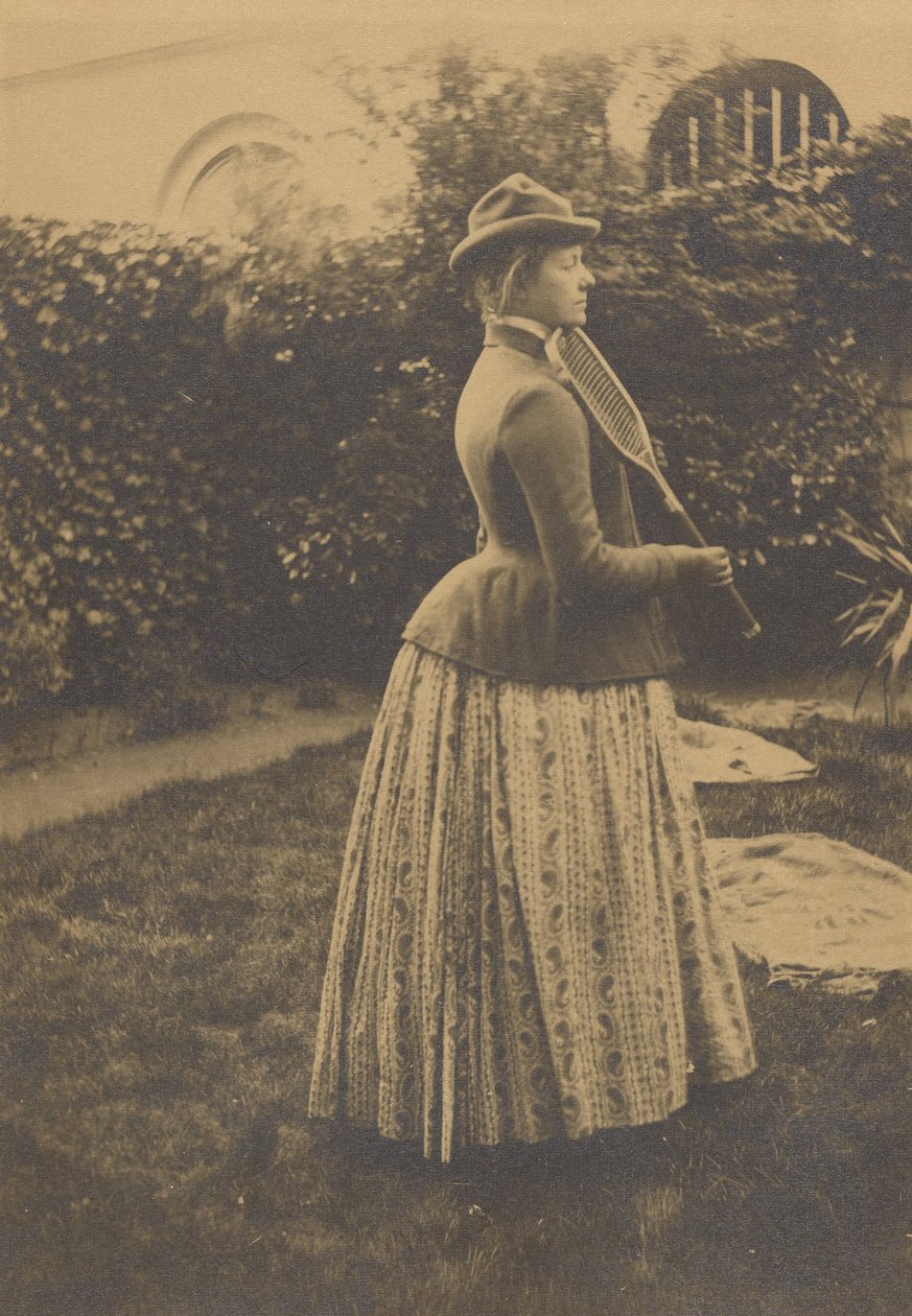 (Vrouw met racket, in een tuin) door Fernand Khnopff