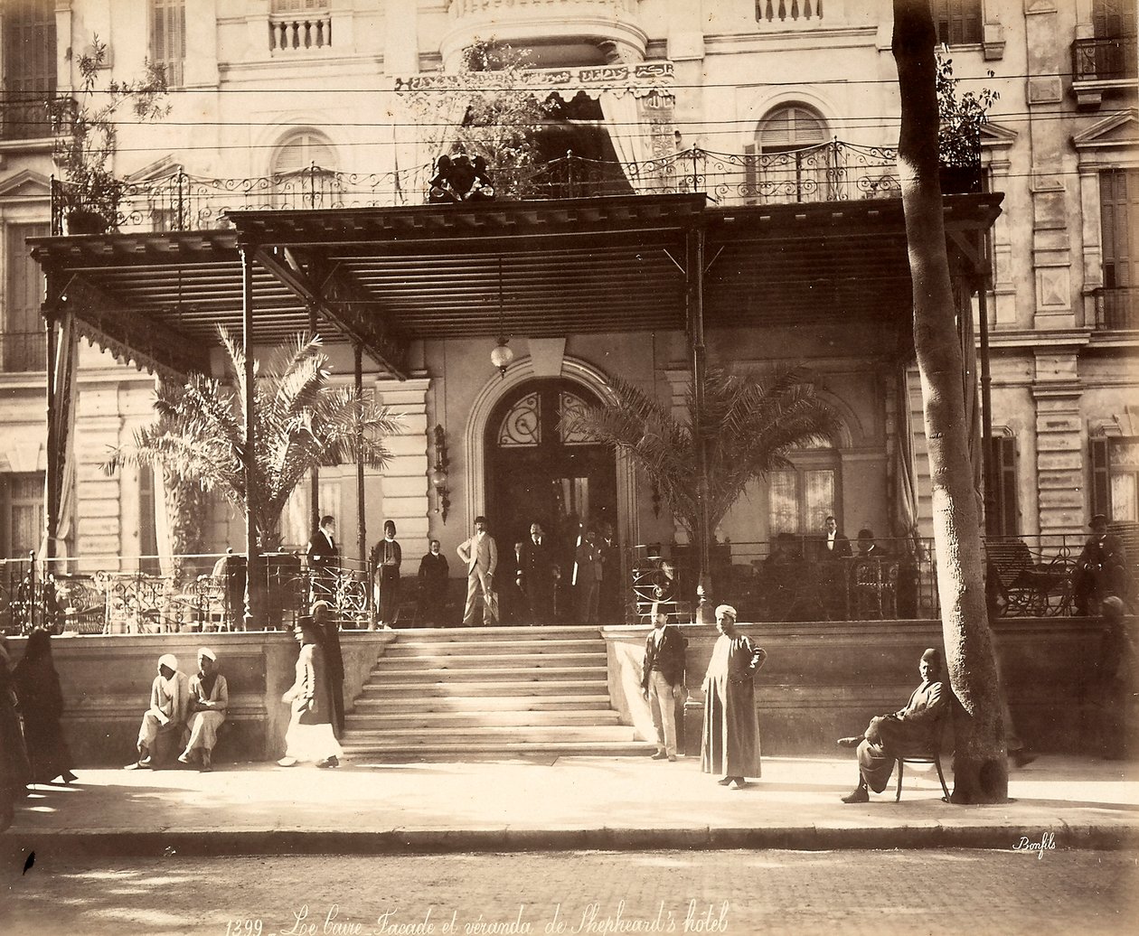 Ingang van Hotel Shepheard in Caïro door Félix Bonfils
